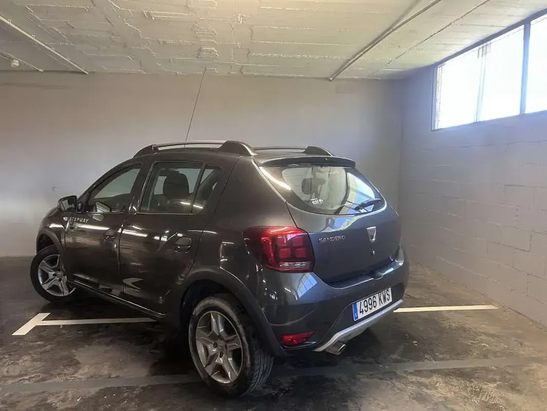 Usado Dacia Sandero Comfort 90 CV (66 kW) 2019 Gris Utilitario