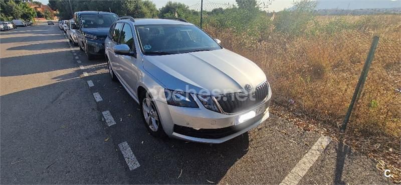 Gris / plata Usado 2018 Skoda Octavia Ambition Familiar | 8999 € (Precio justo) - Imagen 1/4
