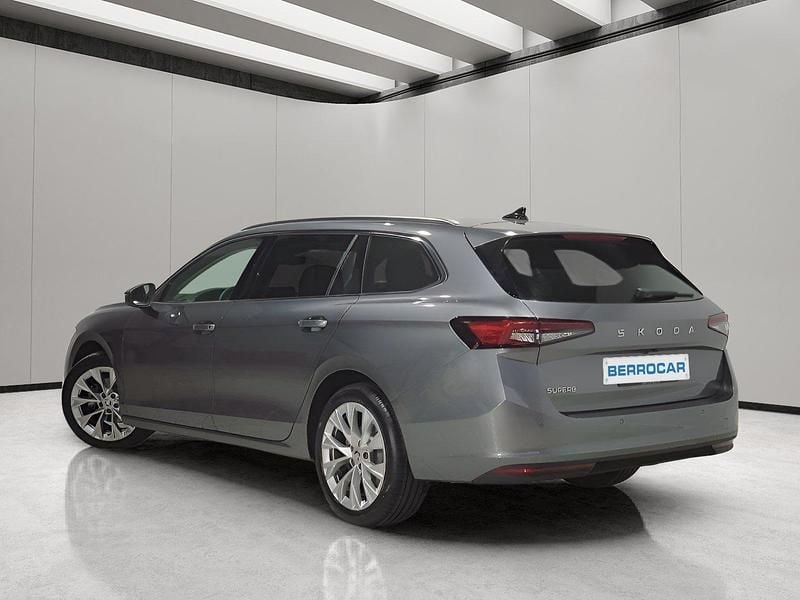 Usado Skoda Superb Selection 150 CV (110 kW) 2024 Gris Familiar