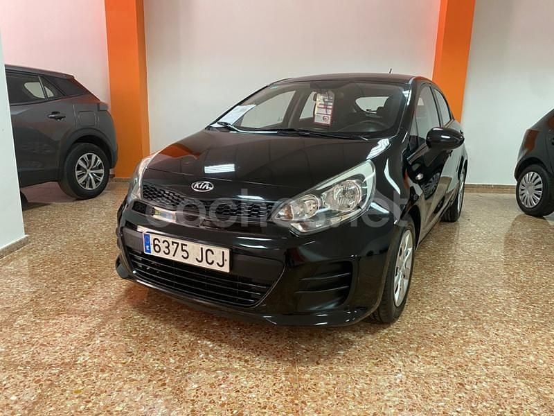 Negro Usado 2015 Kia Rio Berlina | 6999 € (Precio justo) - Imagen 1/4