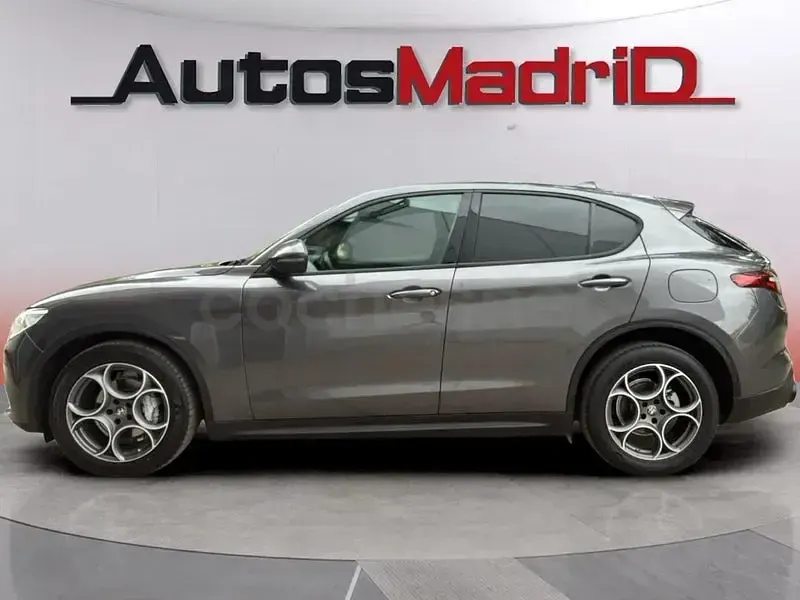 Usado Alfa Romeo Stelvio Sprint 160 CV (117 kW) 2022 Gris / plata SUV