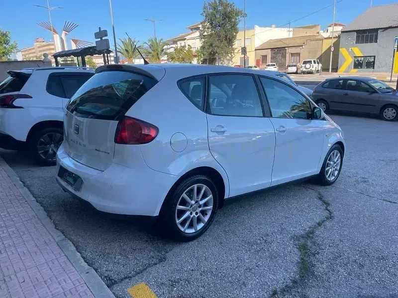 Usado Seat Altea Style 105 CV (77 kW) 2013 Blanco Monovolumen