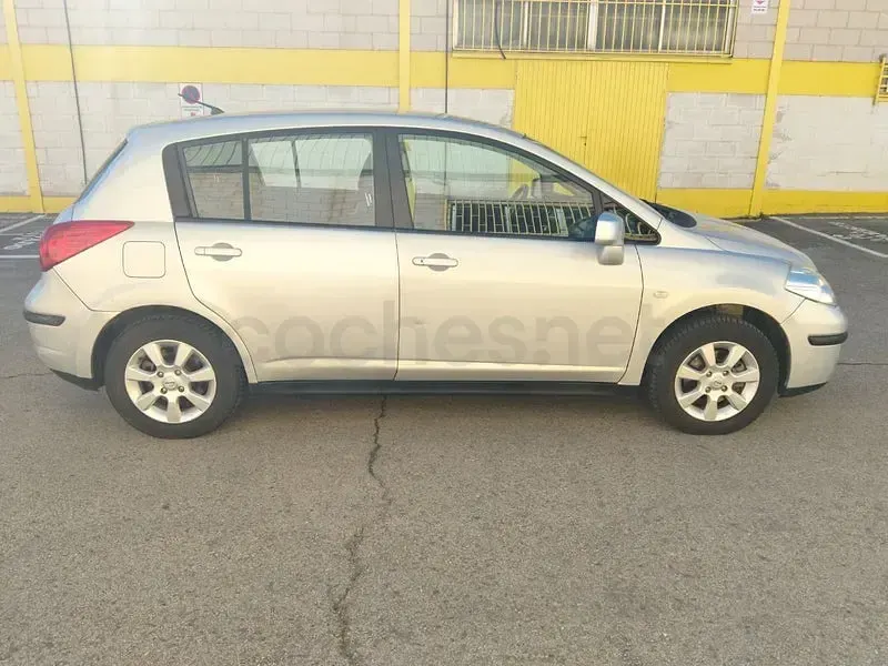 Usado Nissan Tiida Pack 105 CV (77 kW) 2009 Gris / plata Berlina