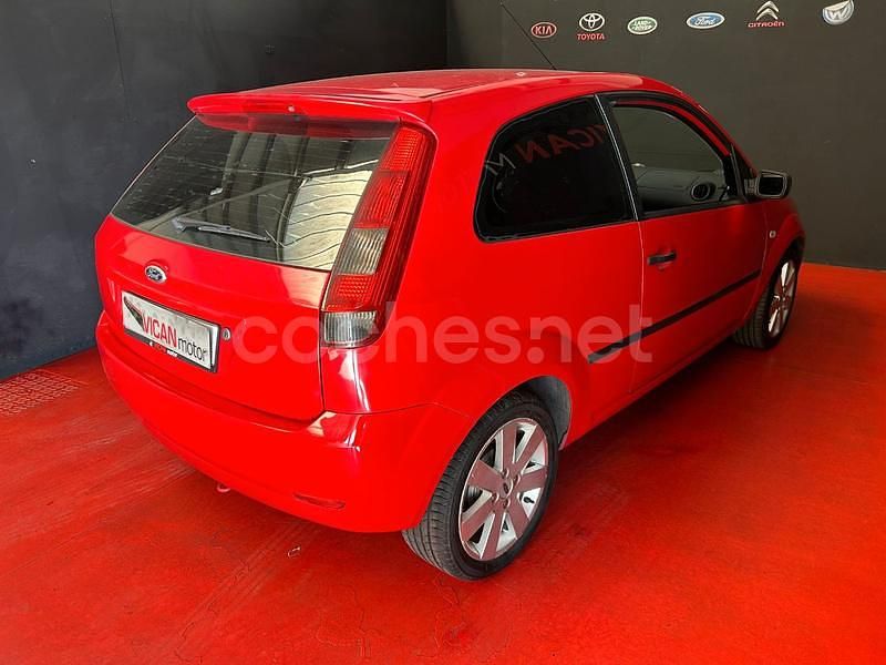 Usado Ford Fiesta 101 CV (74 kW) 2004 Rojo Coupe