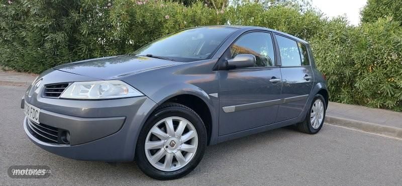 Usado Renault Mégane II Dynamique 130 CV (95 kW) 2006 Gris claro Berlina