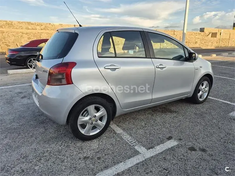 Usado Toyota Yaris 90 CV (66 kW) 2007 Blanco Utilitario