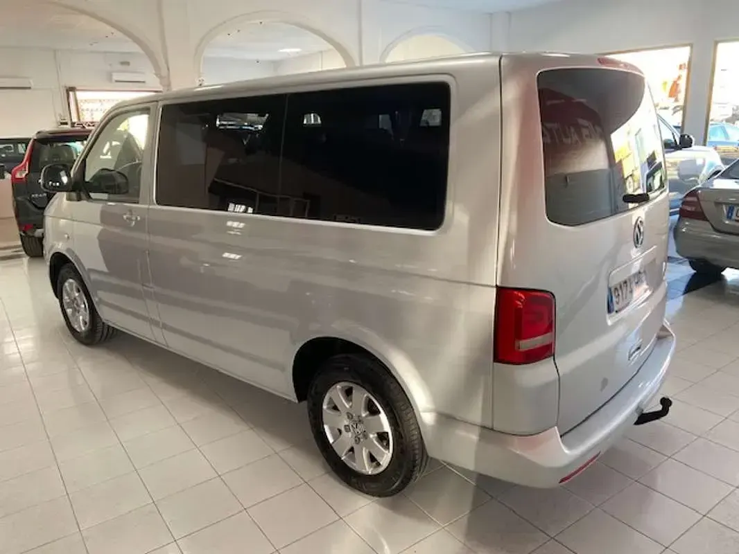 Usado VW Caravelle Comfortline 140 CV (102 kW) 2013 Plateado Van
