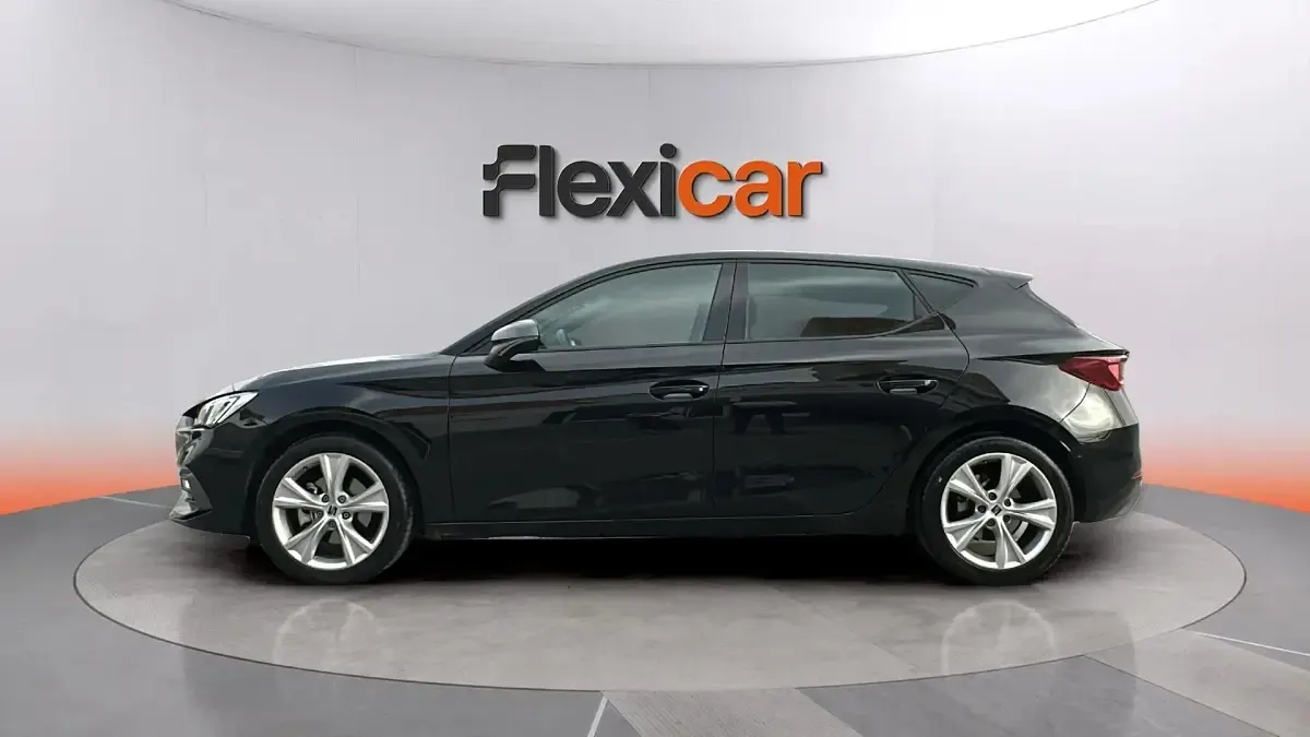 Usado Seat Leon FR 116 CV (85 kW) 2025 Negro Berlina