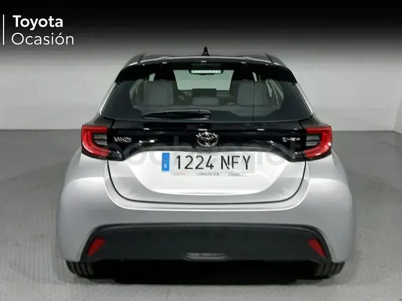 Usado Toyota Yaris Hybrid Active 116 CV (85 kW) 2025 Gris / plata Berlina