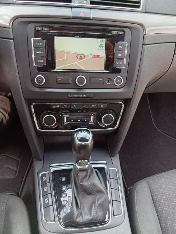 Usado Skoda Superb Ambition 140 CV (102 kW) 2015 Gris Berlina