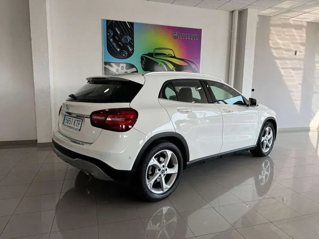 Usado Mercedes GLA180 122 CV (89 kW) 2019 Blanco SUV