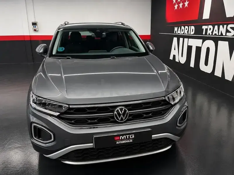 Usado VW T-Roc Life 150 CV (110 kW) 2023 Gris / plata SUV