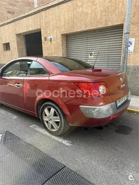Usado Renault Mégane Cabriolet Authentique 115 CV (84 kW) 2004 Rojo Descapotable
