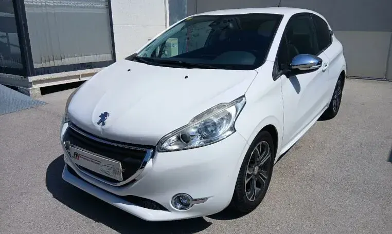 Usado Peugeot 208 Allure 92 CV (67 kW) 2014 Blanco Utilitario