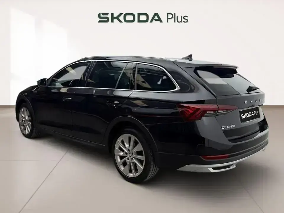 Usado Skoda Octavia Scout 4x4 200 CV (147 kW) 2023 Negro Familiar