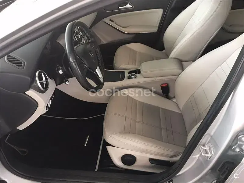 Usado Mercedes A200 Urban 136 CV (100 kW) 2014 Gris / plata Utilitario