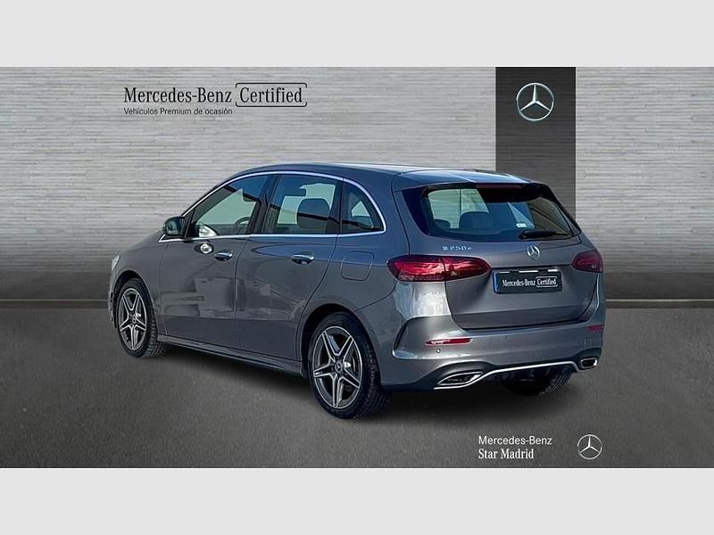 Usado Mercedes B250e AMG line 218 CV (160 kW) 2025 Designo gris montaña magno Monovolumen