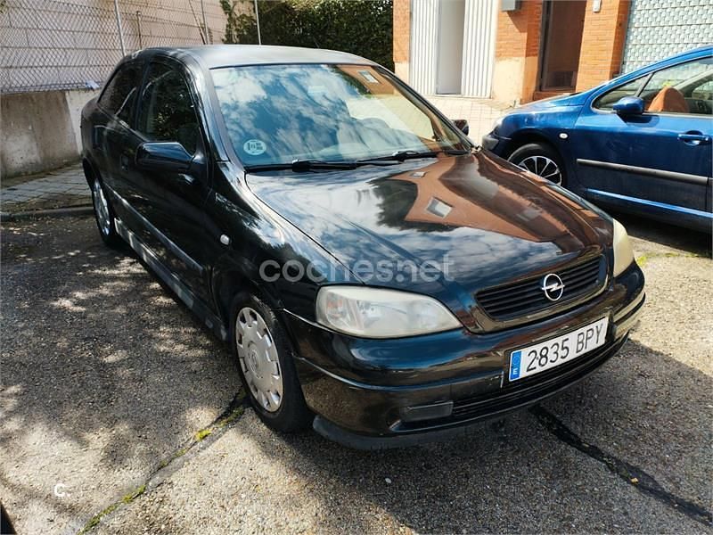 Usado Opel Astra Comfort 100 CV (73 kW) 2001 Negro Berlina