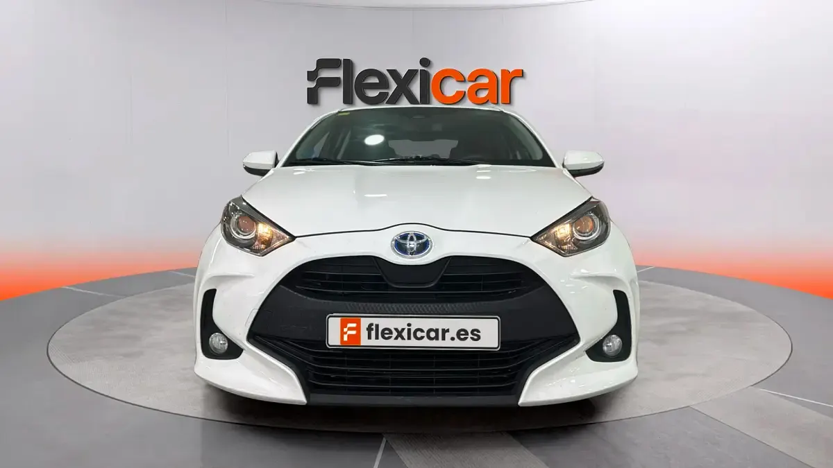 Usado Toyota Yaris Hybrid Active 100 CV (73 kW) 2020 Blanco Berlina