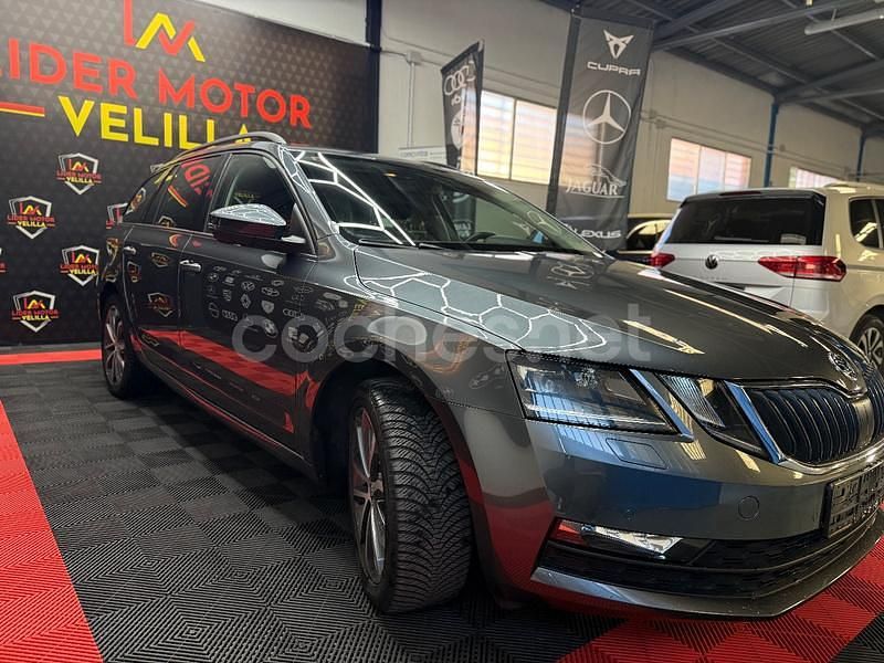 Usado Skoda Octavia Style 150 CV (110 kW) 2017 Azul Familiar