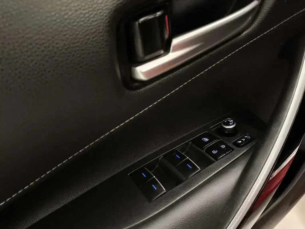 Usado Toyota Corolla Style 184 CV (135 kW) 2019 Rojo Utilitario
