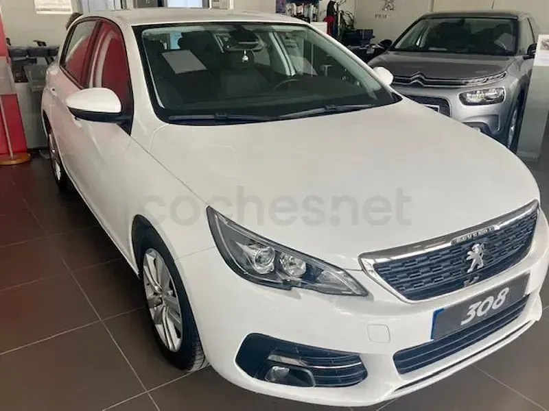 Usado Peugeot 308 Active 100 CV (73 kW) 2020 Blanco Berlina