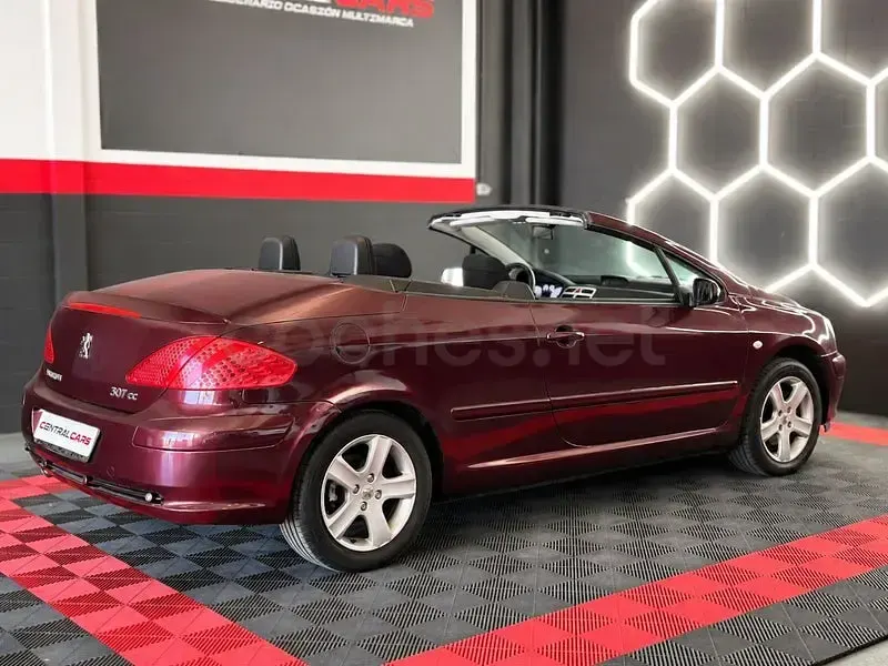 Usado Peugeot 307 CC 110 CV (80 kW) 2004 Granate Descapotable