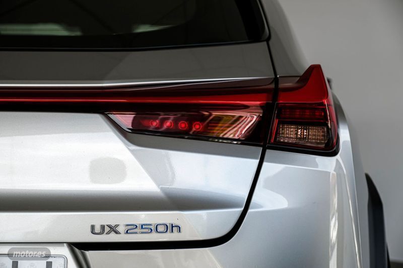 Usado Lexus UX 250h Business Edition 184 CV (135 kW) 2020 Plateado SUV
