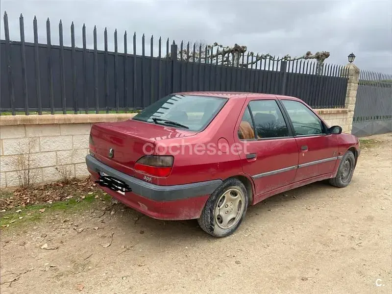 Usado Peugeot 306 Style 90 CV (66 kW) 1998 Granate Berlina