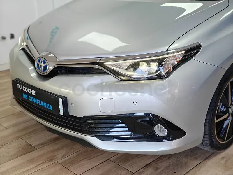 Usado Toyota Auris Hybrid 136 CV (100 kW) 2017 Gris / plata Familiar