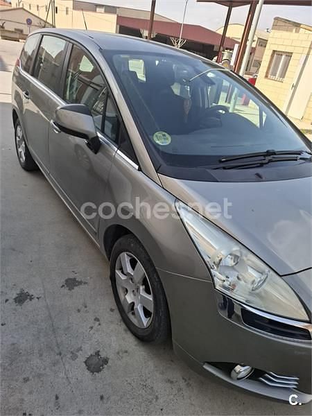 Usado Peugeot 5008 110 CV (80 kW) 2010 Beige Monovolumen
