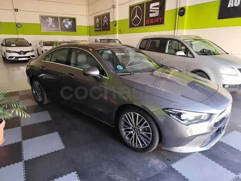 Usado Mercedes CLA200 163 CV (119 kW) 2022 Gris / plata Coupe