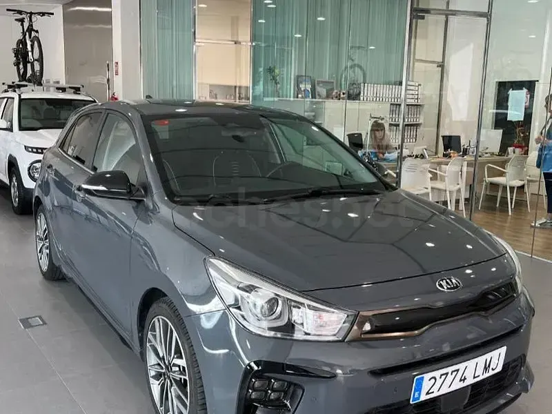 Usado Kia Rio GT-Line 84 CV (61 kW) 2021 Gris / plata Berlina