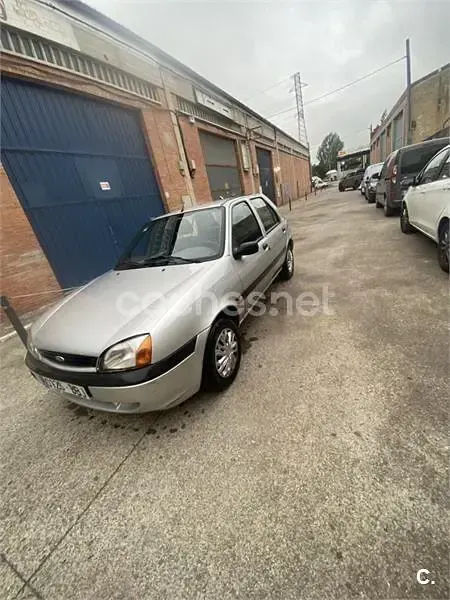 Usado Ford Fiesta Ambiente 60 CV (44 kW) 2000 Gris / plata Utilitario