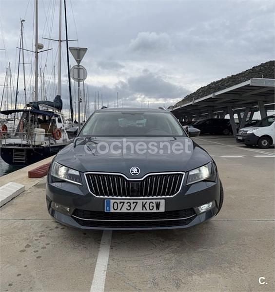 Usado Skoda Superb Ambition 150 CV (110 kW) 2018 Gris / plata Familiar