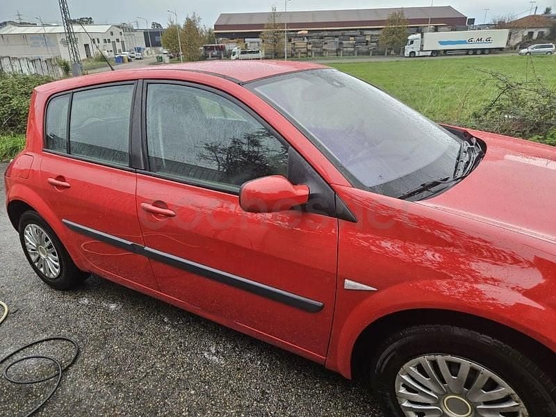 Usado Renault Mégane II Dynamique 100 CV (73 kW) 2003 Rojo Berlina