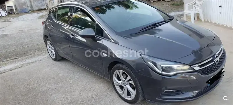 Usado Opel Astra Selective 105 CV (77 kW) 2016 Negro Berlina