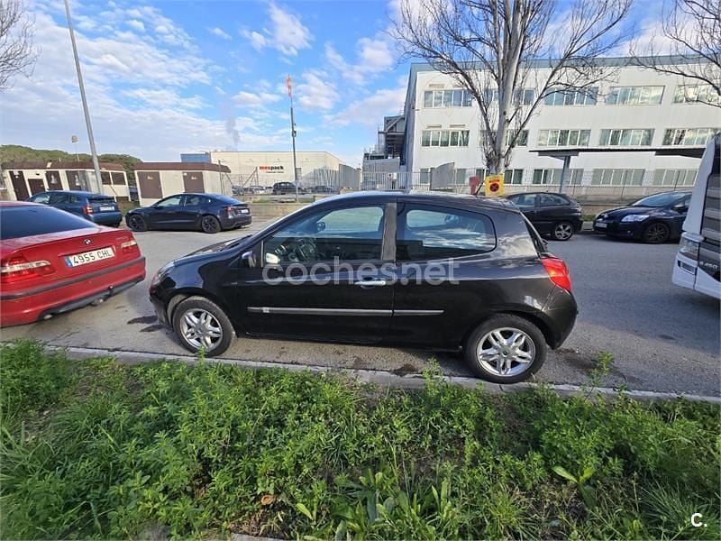 Usado Renault Clio II 100 CV (73 kW) 2006 Negro Berlina