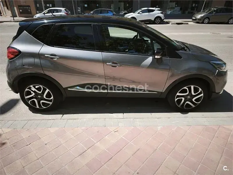 Usado Renault Captur Zen 120 CV (88 kW) 2017 Gris / plata SUV