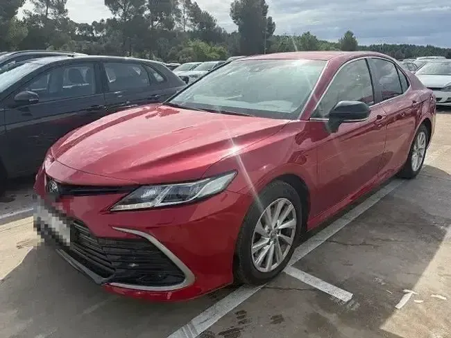 Käytetty Toyota Camry Advance 218 HP (160 kW) 2022 Punainen Sedan