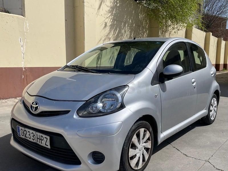 Usado Toyota Aygo Live 68 CV (50 kW) 2013 Gris / plata Utilitario