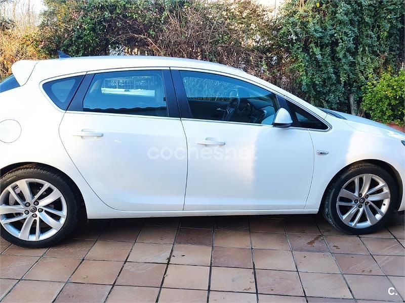 Usado Opel Astra Excellence 140 CV (102 kW) 2014 Blanco Berlina