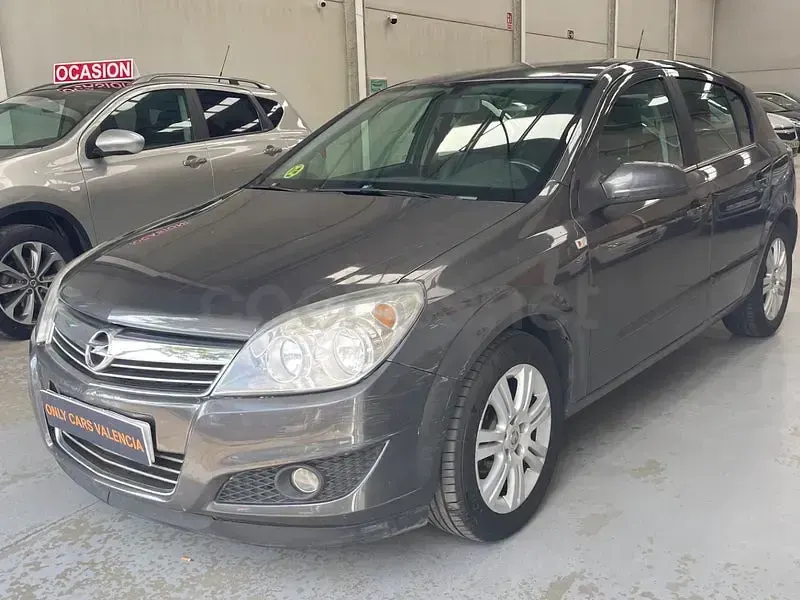 Usado Opel Astra Edition 110 CV (80 kW) 2009 Gris / plata Berlina