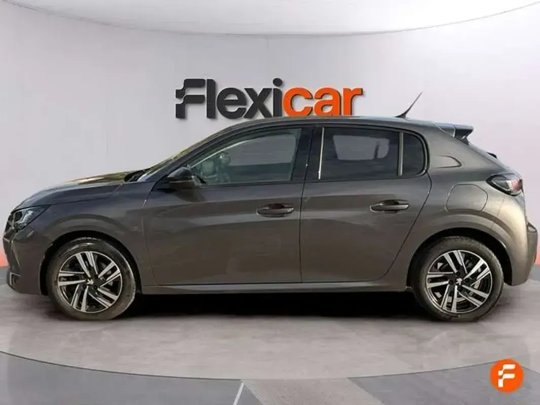 Usado Peugeot 208 Allure 101 CV (74 kW) 2023 Gris Utilitario