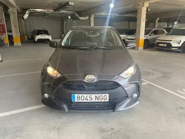 Usado Toyota Yaris Active 115 CV (84 kW) 2025 Gris Utilitario