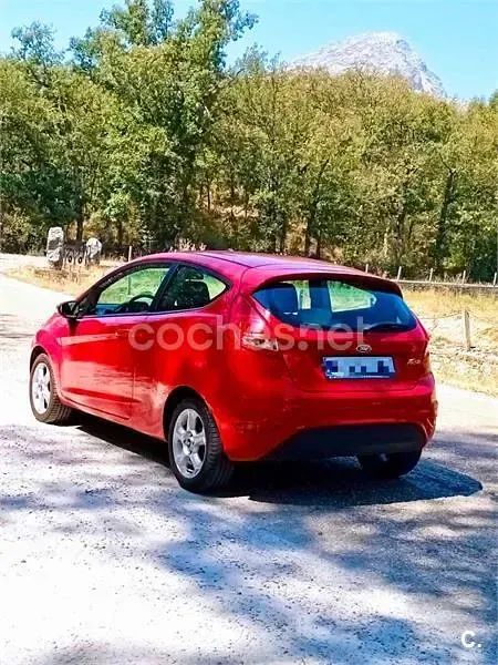 Usado Ford Fiesta Trend 82 CV (60 kW) 2010 Rojo Berlina