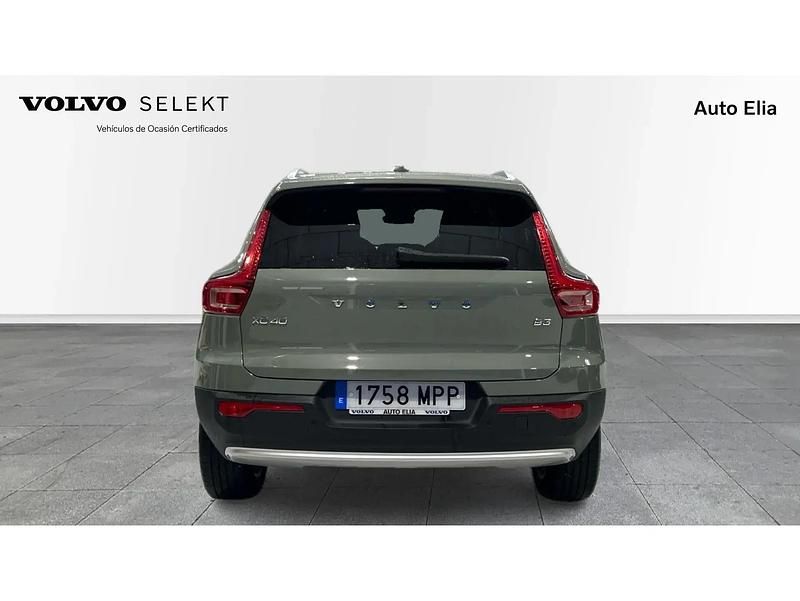 Begagnad Volvo XC40 Core 163 HK (119 kW) 2024 Grön SUV