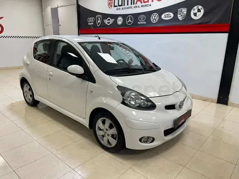 Usado Toyota Aygo Live 68 CV (50 kW) 2011 Blanco Utilitario