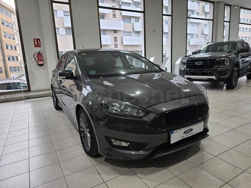 Usado Ford Focus ST-Line 125 CV (91 kW) 2018 Gris / plata Berlina