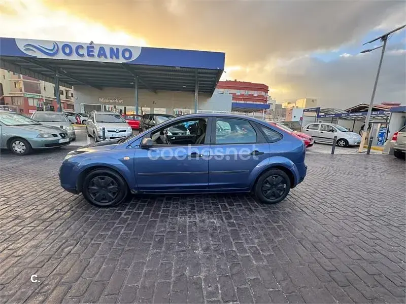 Usado Ford Focus Trend 100 CV (73 kW) 2006 Azul Berlina